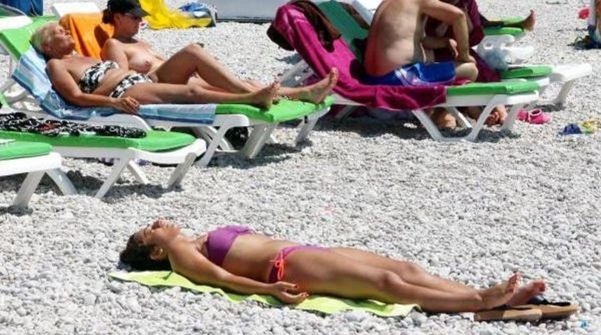 Turistlerin Deniz Ve G&uuml;neş Keyfi