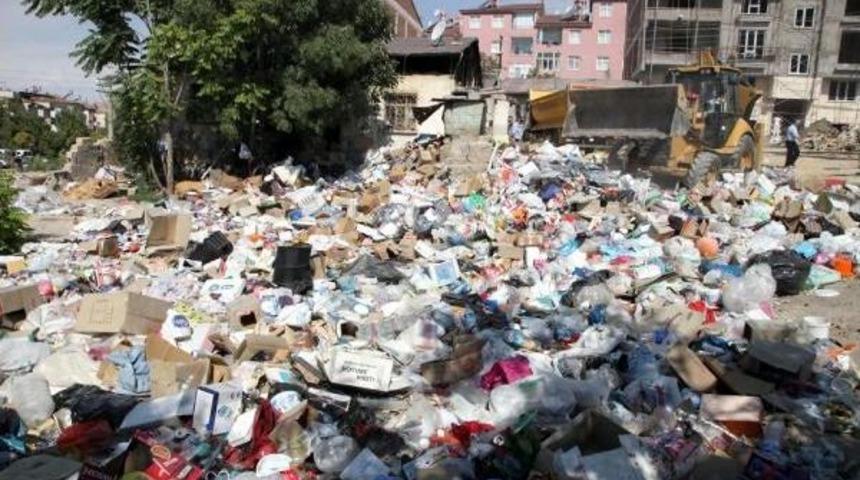 Yaşlı &Ccedil;iftin Bah&ccedil;esinden 2 Kamyon &Ccedil;&ouml;p &Ccedil;ıkarıldı