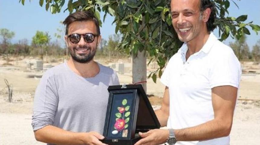 Şarkıcı Yalın, Expo 2016'ya 'kau&ccedil;uk' Ağacı Dikti