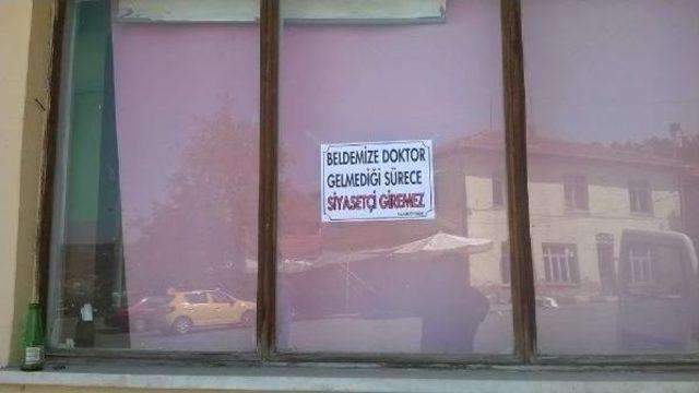 Köy Halkından Pankartlı Doktor Tepkisi