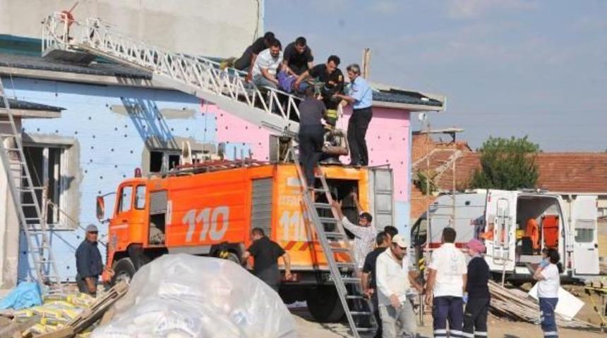 Spor Salonu Inşaatında &Ccedil;atı Kaplaması R&uuml;zgardan U&ccedil;tu 4 Iş&ccedil;i Yaralandı