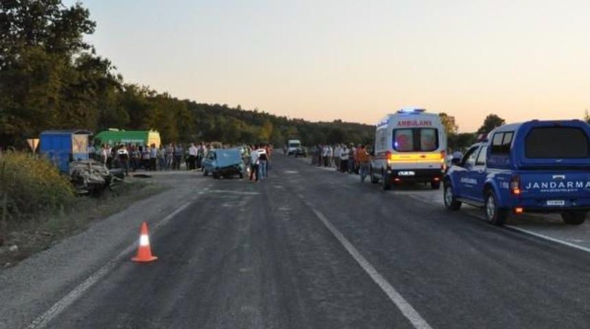 Bartın'da Iki Otomobil &Ccedil;arpıştı: 10 Aylık Bebek &Ouml;ld&uuml;, 6 Yaralı