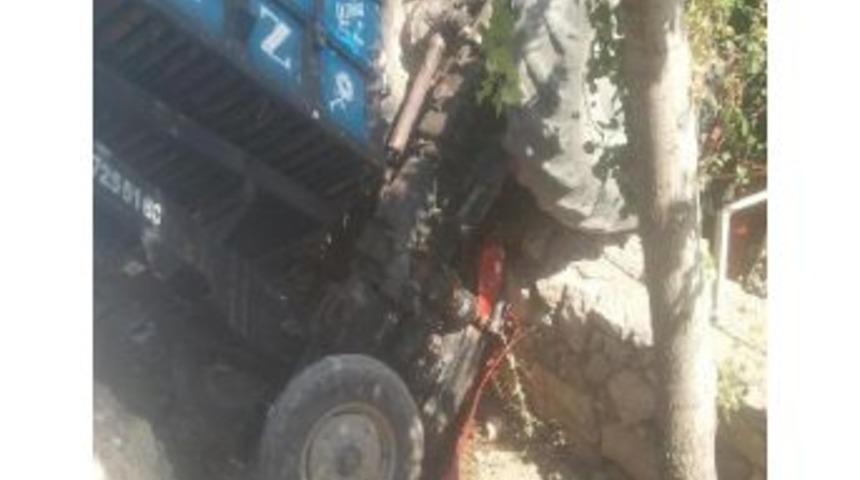 Freni Boşalan Trakt&ouml;r Bah&ccedil;e Duvarına &Ccedil;arptı, S&uuml;r&uuml;c&uuml; Yaralandı