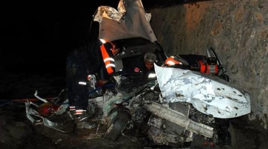 Kurban Y&uuml;kl&uuml; Tır Ile Otomobil &Ccedil;arpıştı: 3'&uuml; &Ccedil;ocuk 5 &Ouml;l&uuml;, 2 Yaralı