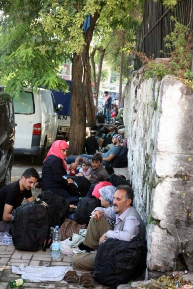 Sığınmacılar, İzmir Esnafına 'can Simidi' Oldu