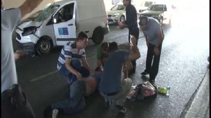 İş&ccedil;ilere Otomobil &Ccedil;arptı: 2 Ağır Yaralı...