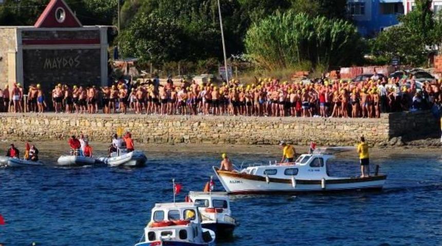B&uuml;y&uuml;k Zaferin Yıl D&ouml;n&uuml;m&uuml;nde &Ccedil;anakkale Boğazı'ını Y&uuml;zerek Ge&ccedil;tiler