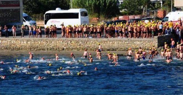 Büyük Zaferin Yıl Dönümünde Çanakkale Boğazı'ını Yüzerek Geçtiler