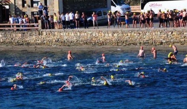 Büyük Zaferin Yıl Dönümünde Çanakkale Boğazı'ını Yüzerek Geçtiler