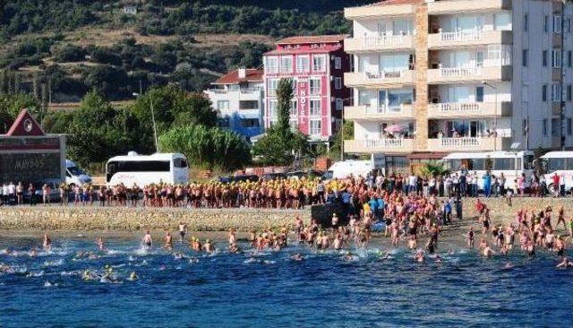 Büyük Zaferin Yıl Dönümünde Çanakkale Boğazı'ını Yüzerek Geçtiler