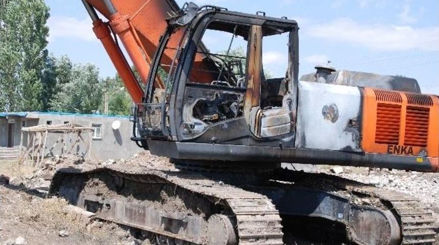 Ağrı&rsquo;da Okul İnşaatındaki İş Makinası Ateşe Verildi