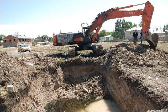 Ağrı’da Okul İnşaatındaki İş Makinası Ateşe Verildi