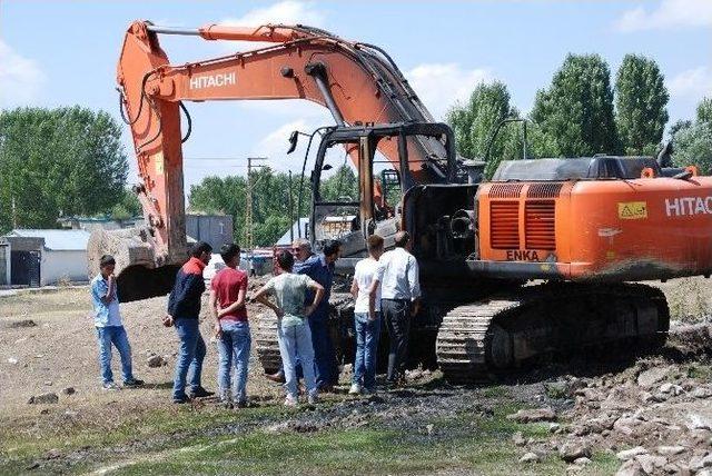 Ağrı’da Okul İnşaatındaki İş Makinası Ateşe Verildi