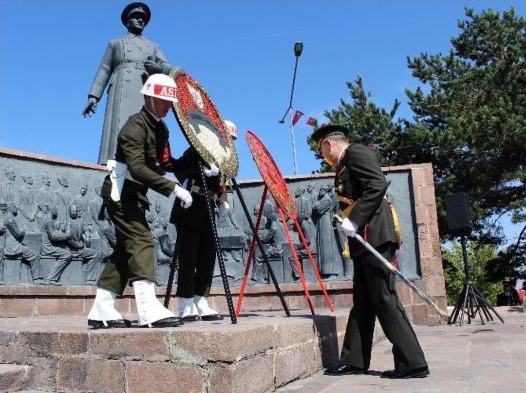 Erzurum&rsquo;daki 30 Ağustos T&ouml;renine Dua Ederek G&ouml;zyaşı D&ouml;ken Kadın Damga Vurdu