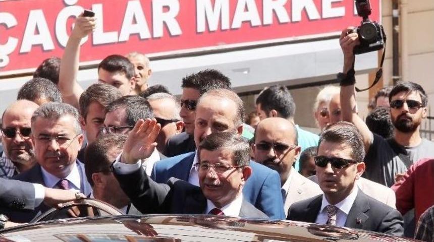 Başbakan Davutoğlu&rsquo;ndan Şehit Polisin Evine Taziye Ziyareti