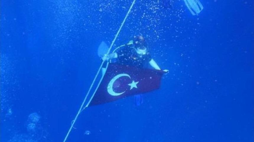 Zafer Bayramı'nı Deniz Altında Bayrak A&ccedil;arak Kutladılar