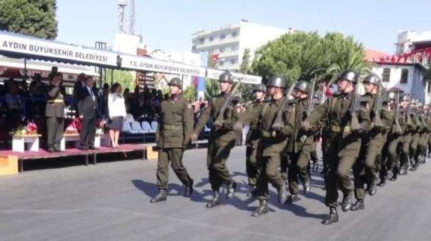 Aydın'da B&uuml;y&uuml;k Zafer Kutlamasına Ilgi Az Oldu