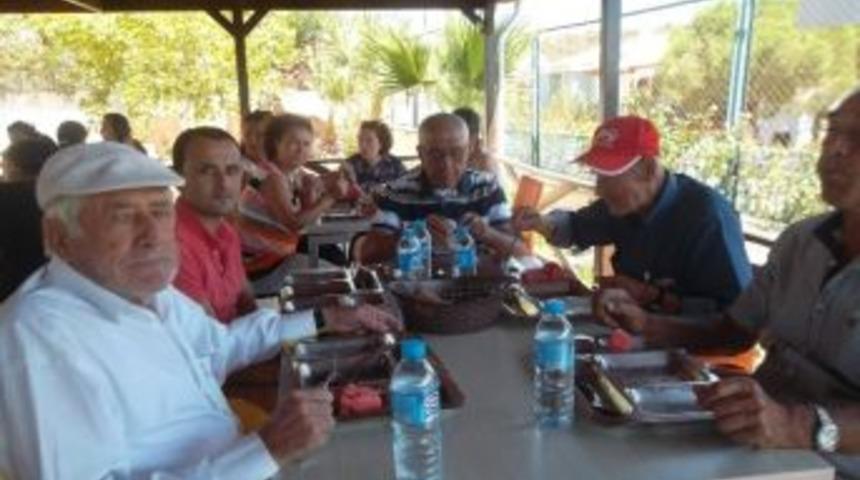 Ayvalıklı Şefkatli Eller Yaşlıların Y&uuml;z&uuml;n&uuml; G&uuml;ld&uuml;rd&uuml;