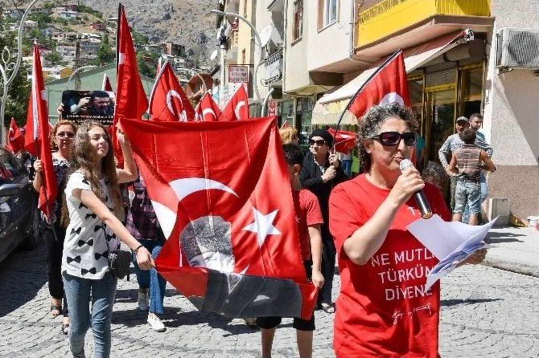 G&uuml;m&uuml;şhane&rsquo;de Kadınlar Ter&ouml;re Lanet Y&uuml;r&uuml;y&uuml;ş&uuml; Ger&ccedil;ekleştirdi