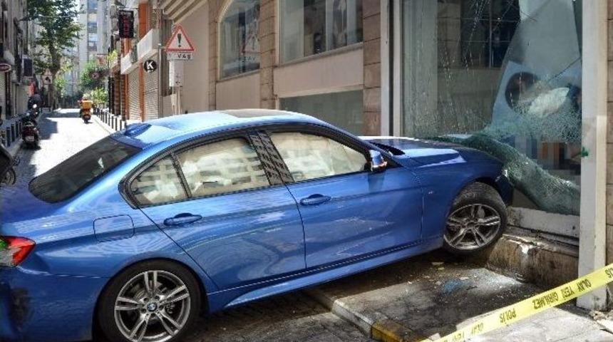 Şişli&rsquo;de Otomobil Bankaya Girdi