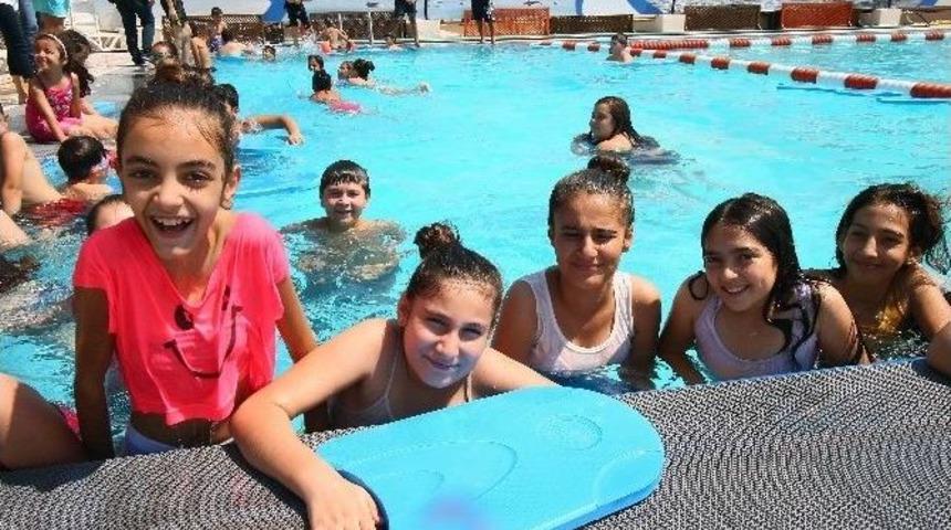 Tatil Yapamayan Çocukların Havuz Keyfi