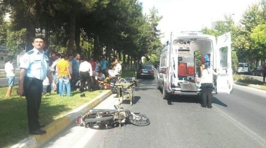 Tekerleği Patlayan Motosiklet Otomobile &Ccedil;arptı: 1 Yaralı