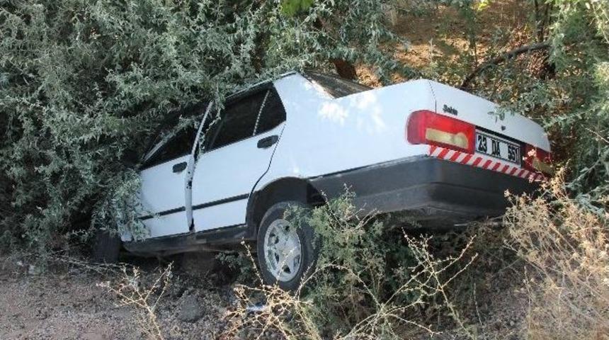 Elazığ&rsquo;da Otomobil Şarampole U&ccedil;tu: 3 Yaralı