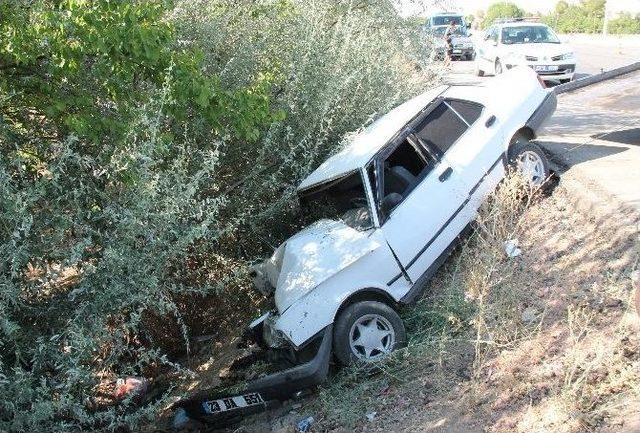 Elazığ’da Otomobil Şarampole Uçtu: 3 Yaralı