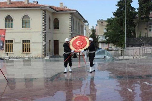 Polise Çelenk Koymada Geç Selama, 40 Dakika Tekrar Cezası