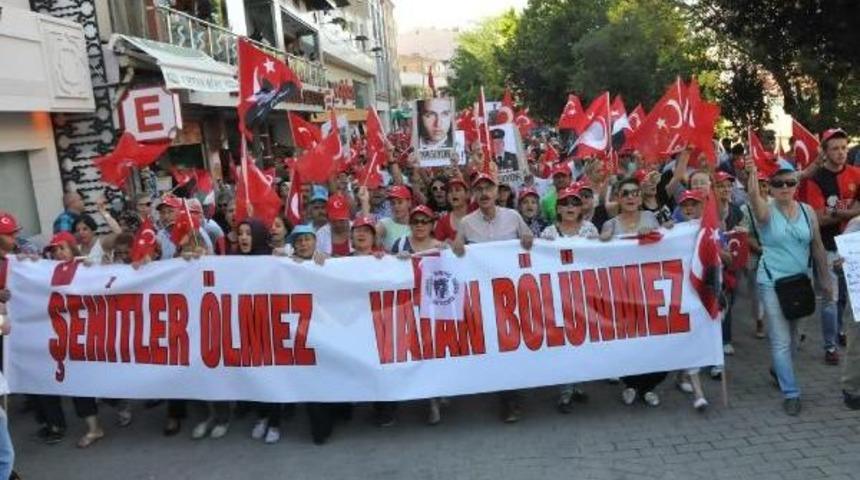 Eskişehir'de 'ter&ouml;re Karşı Birlik Y&uuml;r&uuml;y&uuml;ş&uuml;'ne 5 Bin Kişi Katıldı