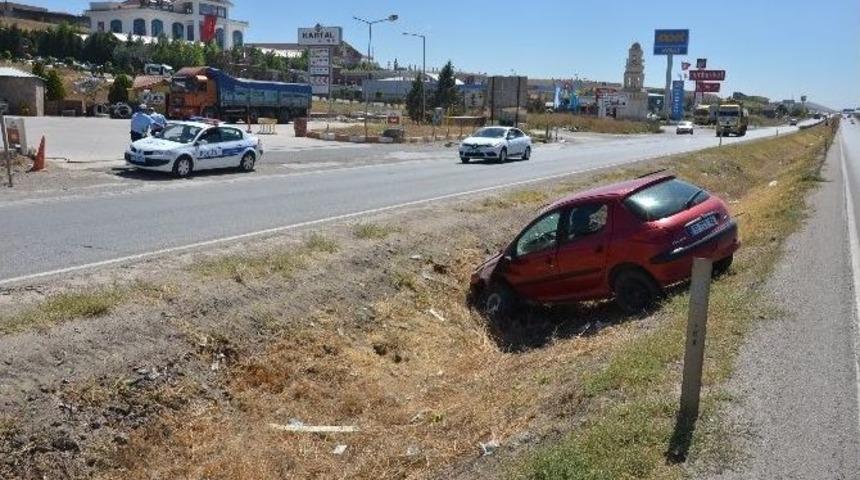 Kaza Yapan Ara&ccedil; Başında Kurtarma Tartışması