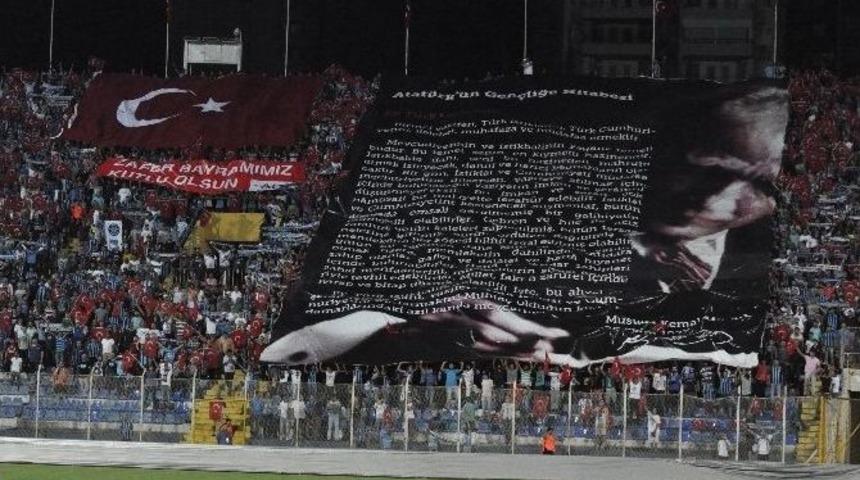 Adana Demirspor Taraftarlarından Atat&uuml;rk&rsquo;&uuml;n Gen&ccedil;liğe Hitabesi Pankartı