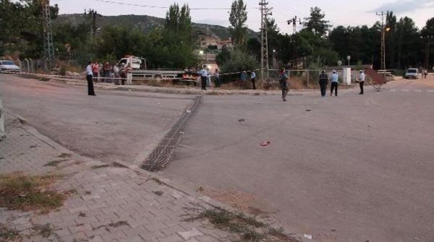 Otomobil, Otob&uuml;s Durağında Iki Kız Kardeşe &Ccedil;arptı