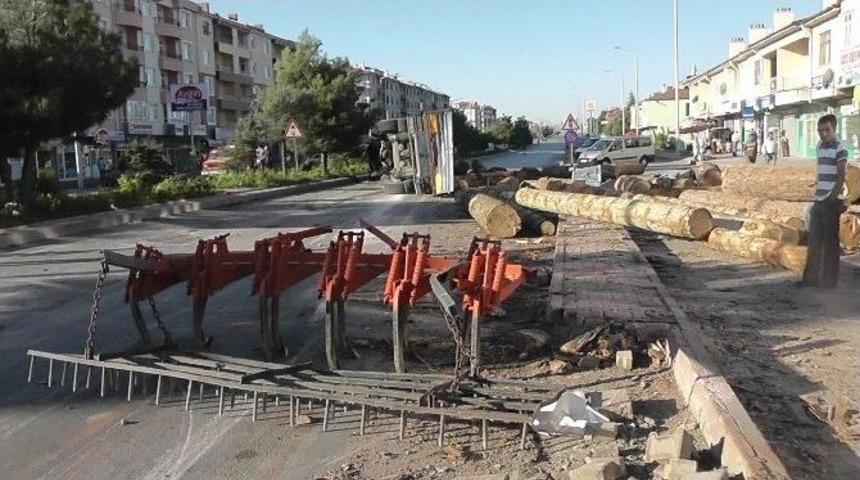 Tomruk Y&uuml;kl&uuml; Tır Devrildi İş Yerleri Zarar G&ouml;rd&uuml;