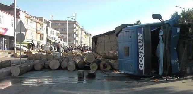 Tomruk Yüklü Tır Devrildi İş Yerleri Zarar Gördü