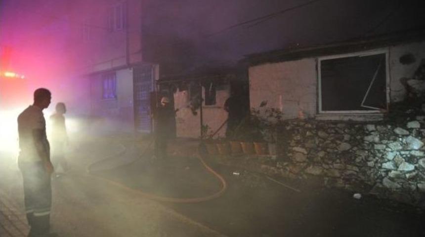 Ahşap Ev Yangından K&uuml;l Oldu