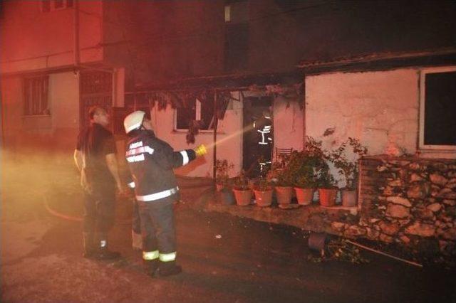 Ahşap Ev Yangından K&uuml;l Oldu 1