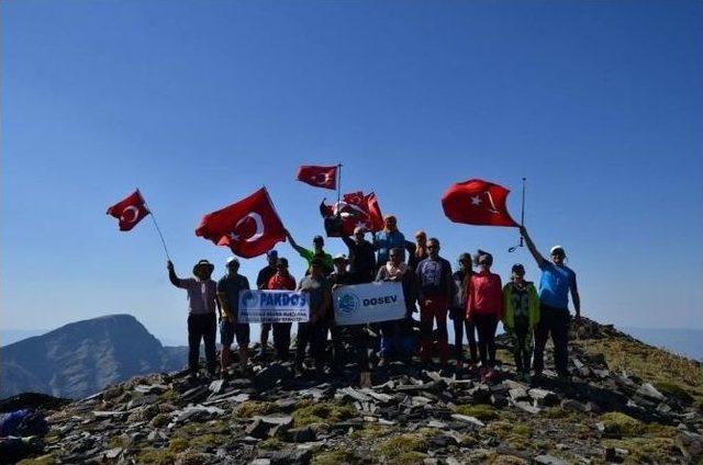 Dağcılar Zafer Bayramı İçin Zirveye Tırmandı