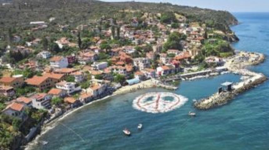 Floating Human Peace Sign In Marmara Sea Breaks Guinness Record