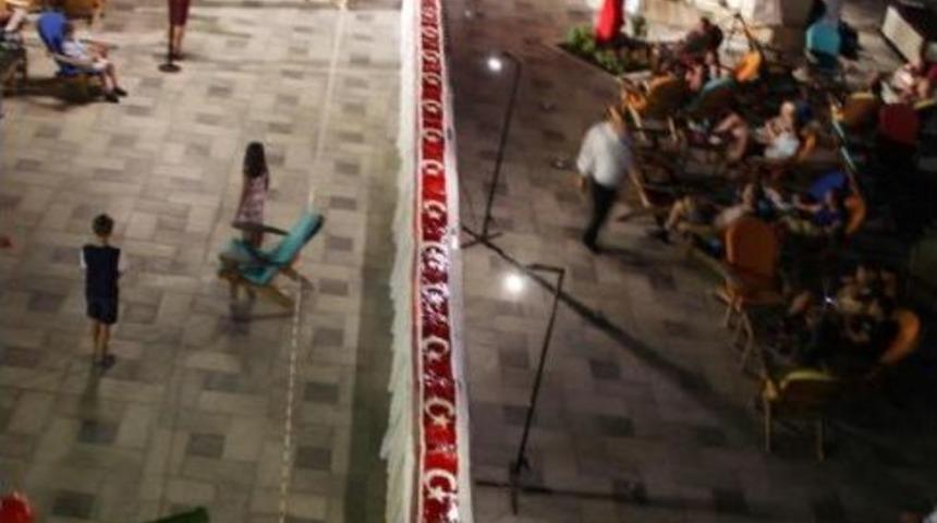 93'&uuml;nc&uuml; Yıla &Ouml;zel 93 Metrelik T&uuml;rk Bayraklı Pasta