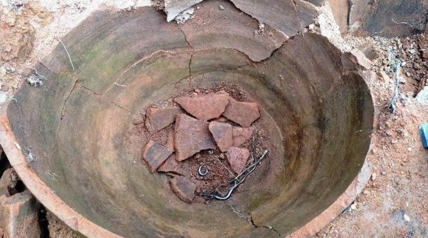 2200 Yıllık Kaledeki K&uuml;plerden Yılanlar &Ccedil;ıktı