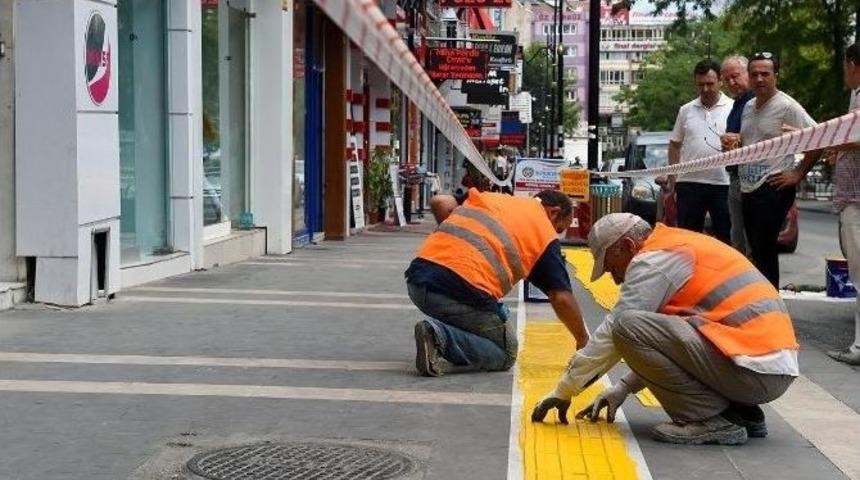 G&ouml;rme Engelliler İ&ccedil;in İzli Yol &Ccedil;alışması