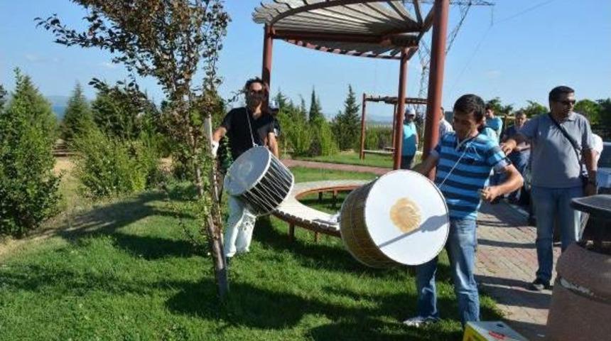 &Uuml;niversiteye Inen Domuzları Davul &Ccedil;alıp Kovaladılar