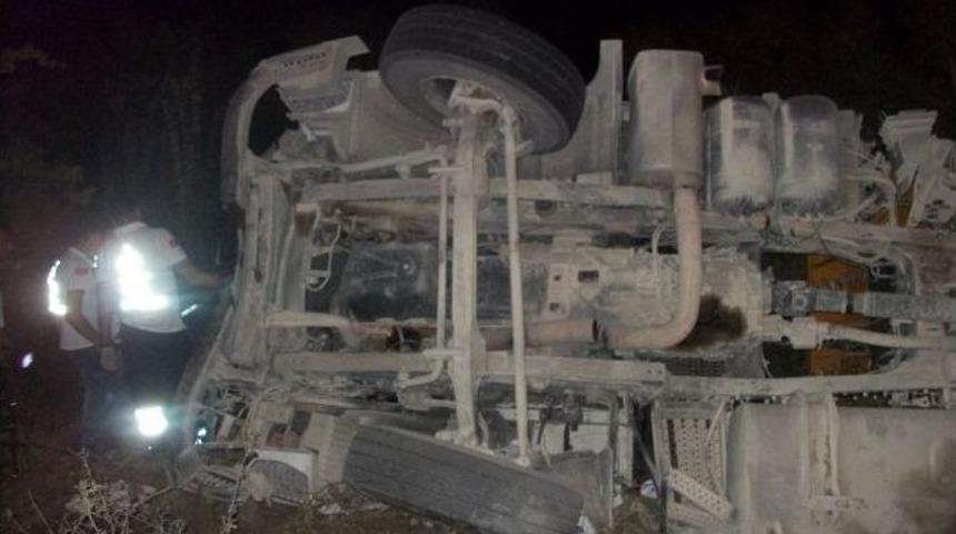 Otomobil İle Kamyon &Ccedil;arpıştı: 3 Yaralı