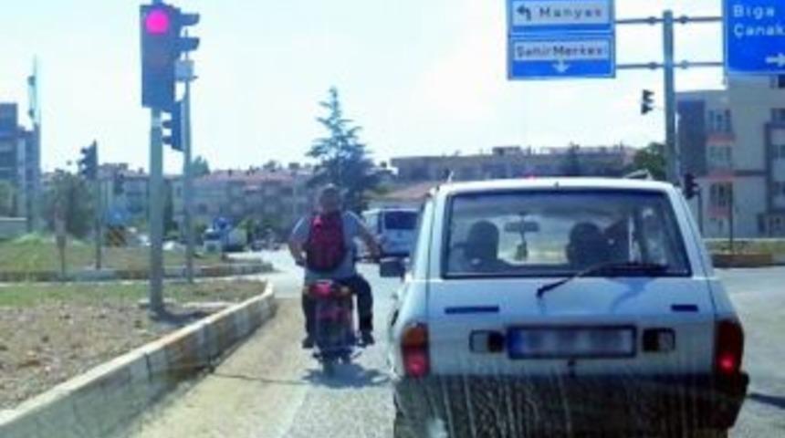 Kasksız S&uuml;rd&uuml;ğ&uuml; Motosiklet İle &Ouml;l&uuml;me Davetiye &Ccedil;ıkarttı