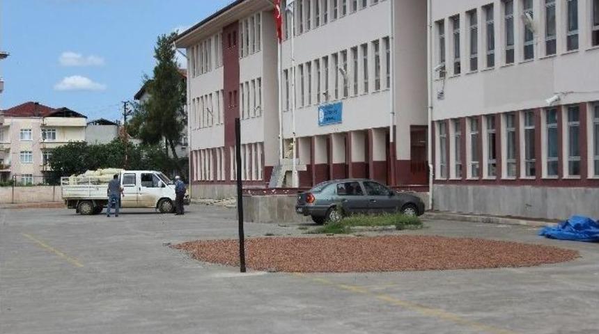 Okul Bah&ccedil;esi Fındık Harmanı Oldu