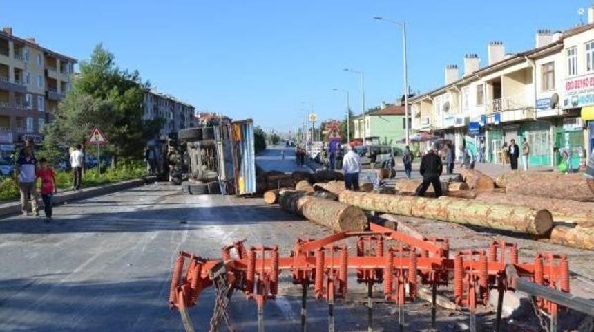 Konya&rsquo;Da Devrilen Tır'dan Yuvarlanan Tomruklar Işyerlerine Zarar Verdi