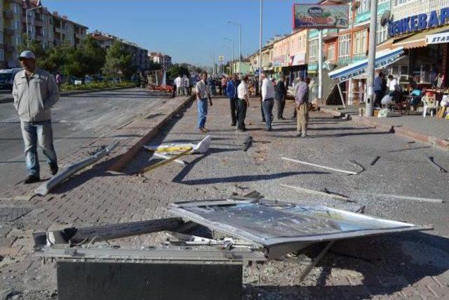 Konya’Da Devrilen Tır'dan Yuvarlanan Tomruklar Işyerlerine Zarar Verdi