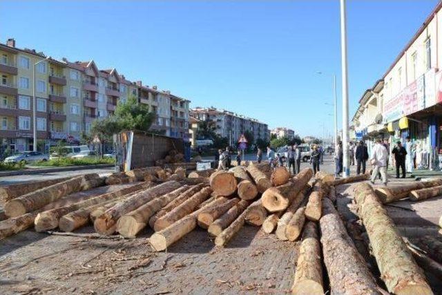 Konya’Da Devrilen Tır'dan Yuvarlanan Tomruklar Işyerlerine Zarar Verdi