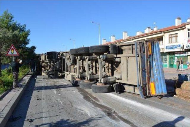 Konya’Da Devrilen Tır'dan Yuvarlanan Tomruklar Işyerlerine Zarar Verdi